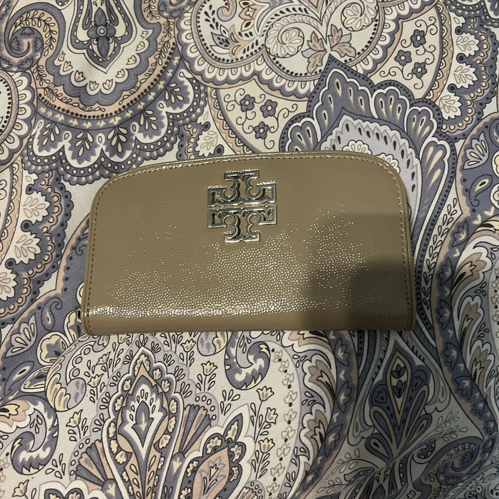 Pebbled gray patent leather Tory Burch wallet